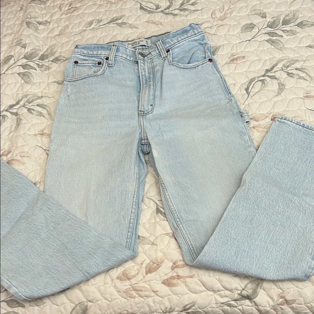 Abercrombie & Fitch The 90"s Ultra High Rise Jeans